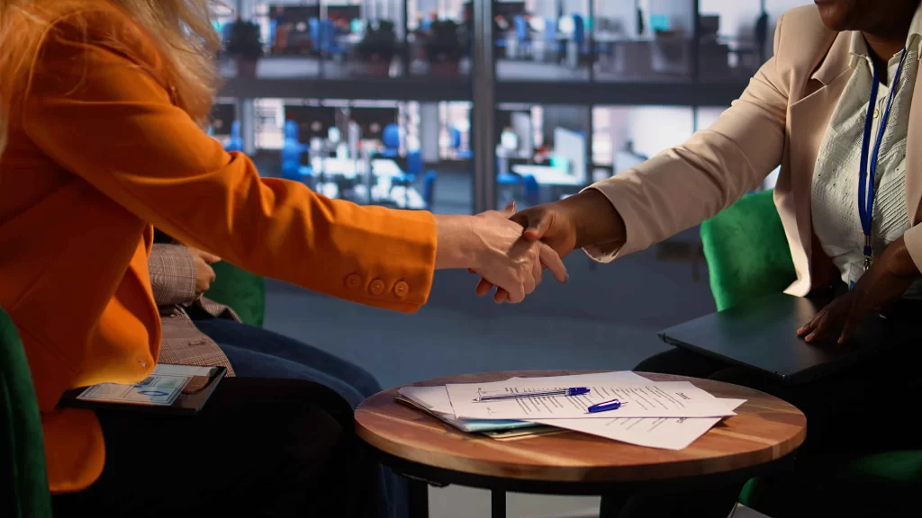 equipa de mulheres de negocios empoderadas numa reuniao corporativa fazer um acordo 11zon